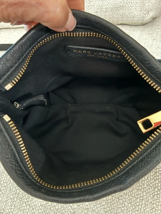 Marc Jacobs EUC Black Leather Classic Q
Percy Crossbody bag. - Picture 9 of 14